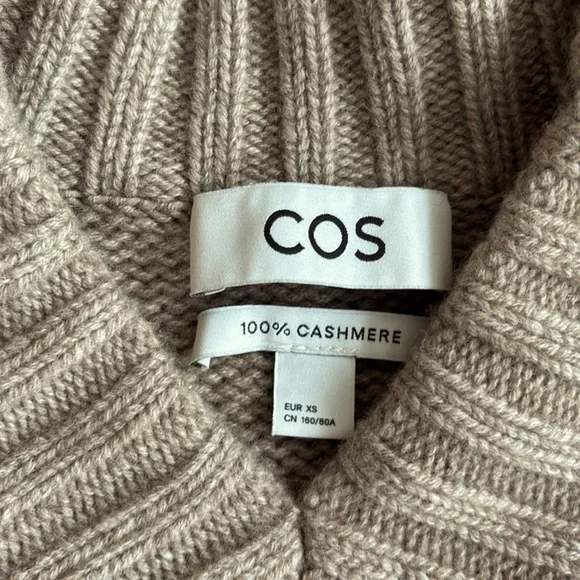 COS Chunky Pure Cashmere V-Neck Sweater in Beige - Picture 4 of 9